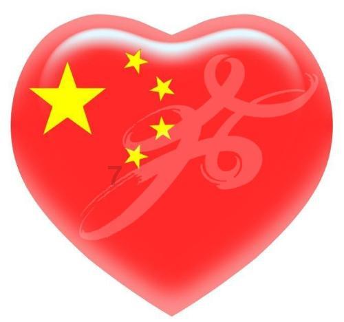 爸爸抱娃走路险摔倒 还好及时把娃撤回!“啥事没有还冲我乐”